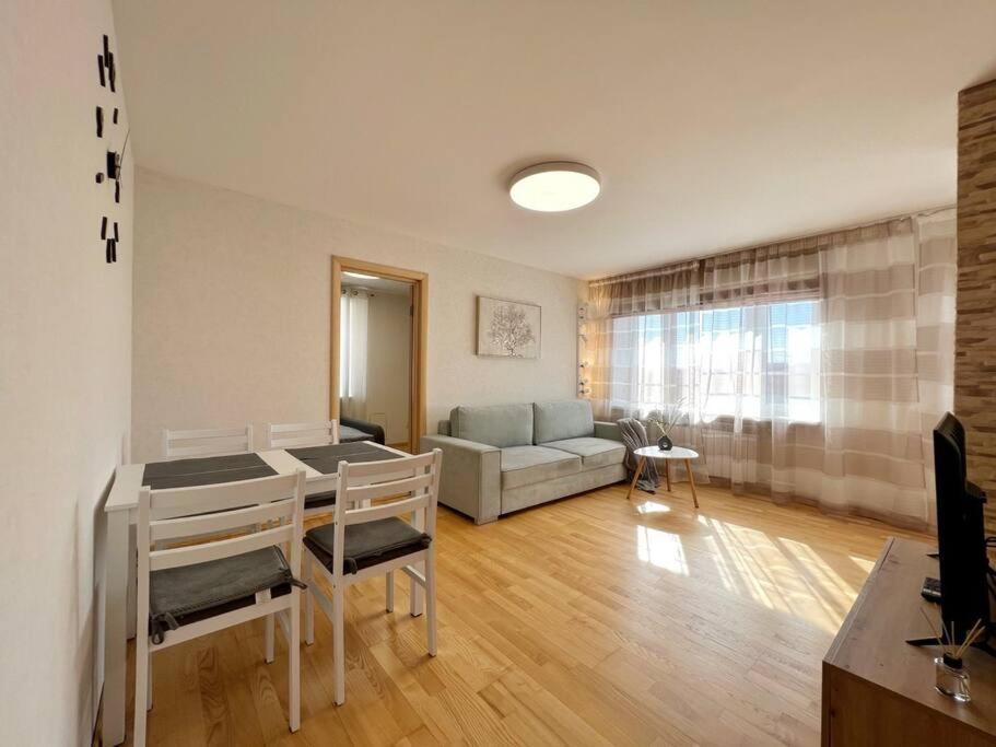 New Apartment With A View In The Town Center Narva Exterior foto